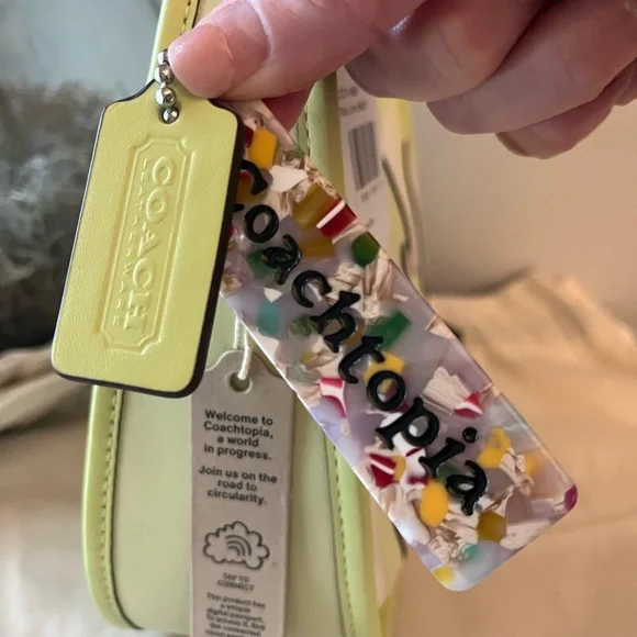 Ergo Bag In Coachtopia Leather With Lava Appliqué 💚 Brand New 💚🤍💚🤍💚🤍 - Picture 5 of 11